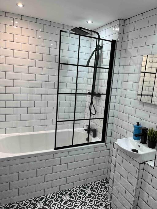 Cheerful 2 Bedroom Homely Apartment, Sleeps 6 Guest Comfy, 3X Double Bed, Parking, Free Wifi, Suitable For Business, Leisure Guest,Glasgow, Glasgow West End, Near City Centre Exterior foto